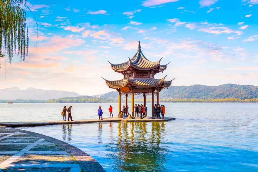 Couple enjoying the view at West Lake, honeymoon in China
