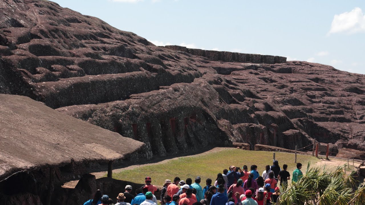 Tourists at Fuerte de Samaipata